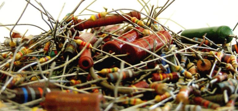 montagne de composants électroniques , resistors, condensateurs, …